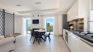 Una cocina moderna con comedor, ventanas amplias y televisor de pantalla plana.