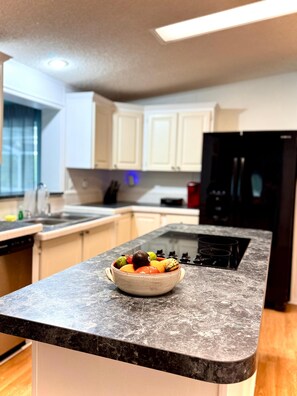 Fridge, microwave, oven, stovetop - Casa de Luna – Peaceful 2-BR Retreat Near Springs, Trails & UF in Alachua (Alachua)