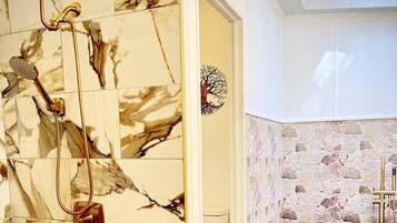 Secador de pelo, toallas, jabón, shampoo