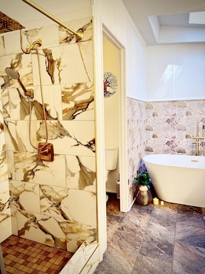 مجففات شعر، مناشف، صابون، شامبو