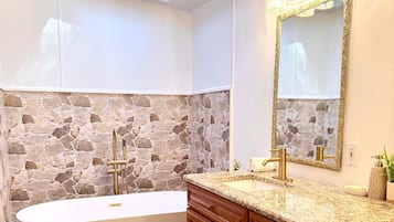 Secador de cabelo, toalhas de banho, sabonete, shampoo