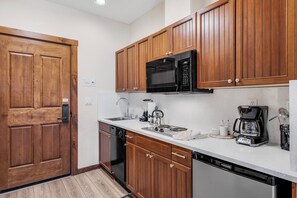 ثلاجة، ميكروويف، فرن، موقد طهي مسطح