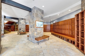 المنشأة من الداخل