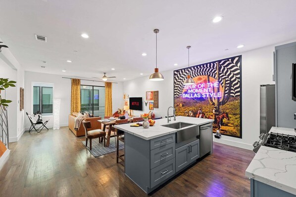 Dining - 
Dallas Desert Dreams ⎸Rooftop~Cinema~Fire Table~Insta Photo Ops (Dallas)