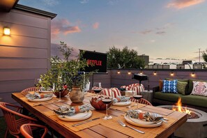 Outdoor dining - 
Dallas Desert Dreams ⎸Rooftop~Cinema~Fire Table~Insta Photo Ops (Dallas)