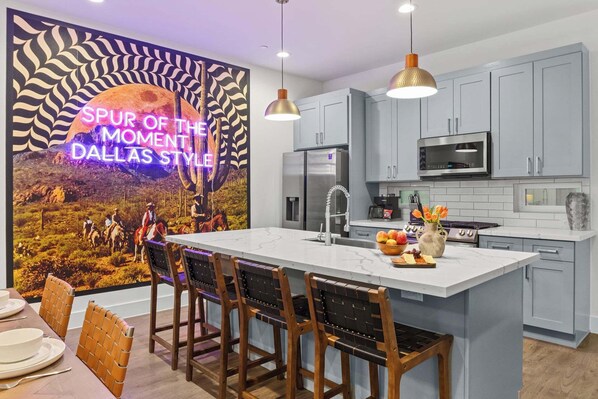 Fridge, microwave, oven, stovetop - 
Dallas Desert Dreams ⎸Rooftop~Cinema~Fire Table~Insta Photo Ops (Dallas)