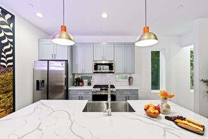 Fridge, microwave, oven, stovetop - 
Dallas Desert Dreams ⎸Rooftop~Cinema~Fire Table~Insta Photo Ops (Dallas)