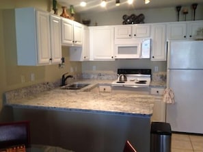 Kjøleskap, mikrobølgeovn, ovn og kokeplater