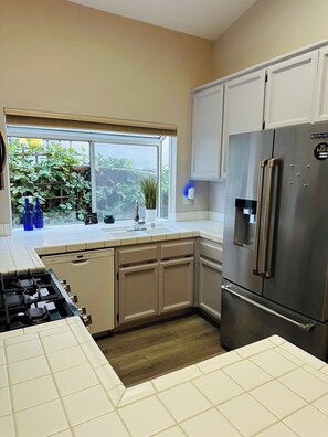 ميكروويف، فرن، موقد طهي مسطح، غسالة أطباق