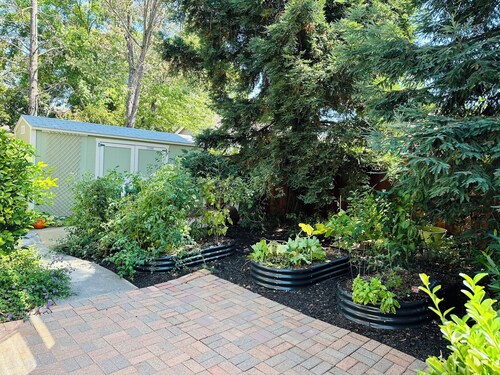 Quiet Family Friendly Retreat-WiFi & Workplace