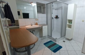 Chuveiro, secador de cabelo, toalhas de banho, sabonete