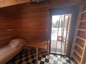 Cabane, 1 chambre, salle de bains commune