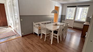 Maison, 3 chambres | Cuisine privée | Réfrigérateur dans l'espace commun, micro-ondes dans l'espace commun