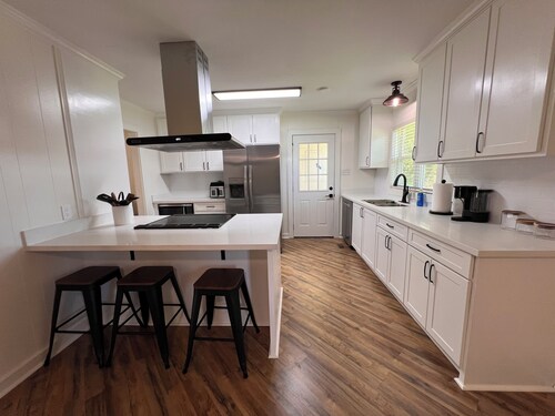 Welcome to South of Town in Brandon, MS — a cozy 3BR, 2BA fully furnished home.