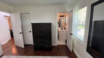 3 dormitoris, planxa i posts de planxar, wifi i roba de llit