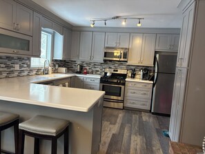 Mikrobølgeovn, ovn, kokeplater og oppvaskmaskin