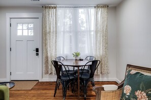 Dining - Southern Charm Luxury w/ Private Parking minutes to Forsyth Park! (Savannah)