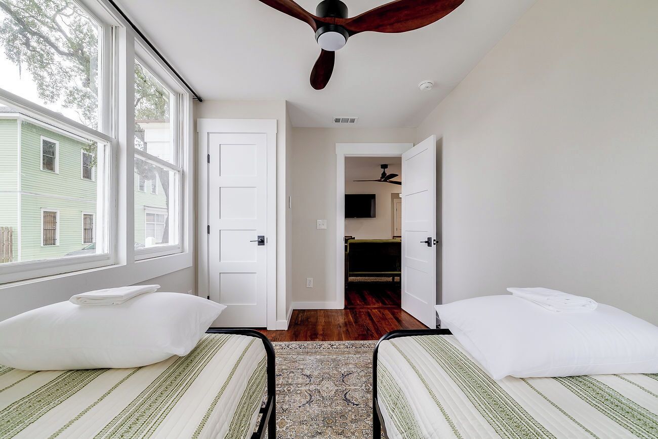3 habitaciones, tabla de planchar con plancha y cuna de viaje 