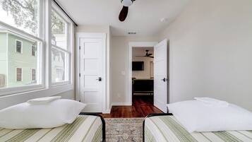 3 habitaciones, tabla de planchar con plancha y cuna de viaje