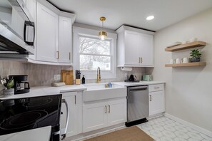 Fridge, microwave, oven, stovetop - Southern Charm Luxury w/ Private Parking minutes to Forsyth Park! (Savannah)