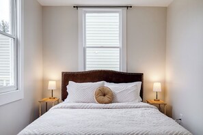 3 bedrooms, iron/ironing board, travel cot, free WiFi - Southern Charm Luxury w/ Private Parking minutes to Forsyth Park! (Savannah)