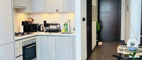 Refrigerador, microondas, horno y parrilla de estufa