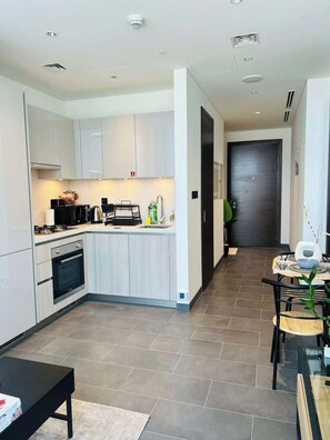 Een koelkast, een magnetron, een oven, een kookplaat