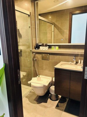 Een douche, een haardroger, handdoeken