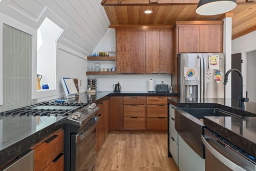 Sleeps 15, Stunning A-Frame Retreat with Jaw Dropping Views