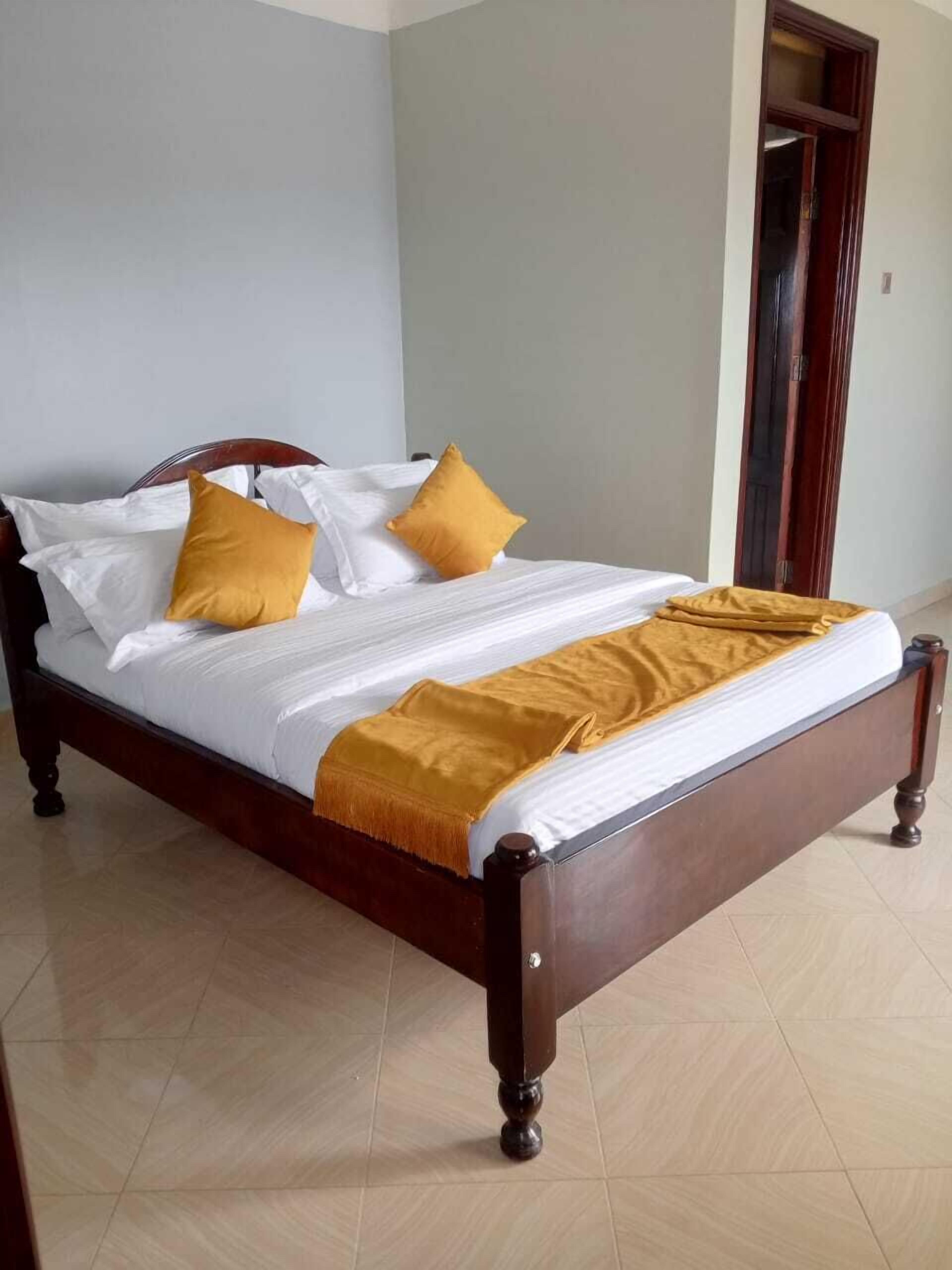 Escritorio, espacio para trabajar con laptop y cortinas blackout 