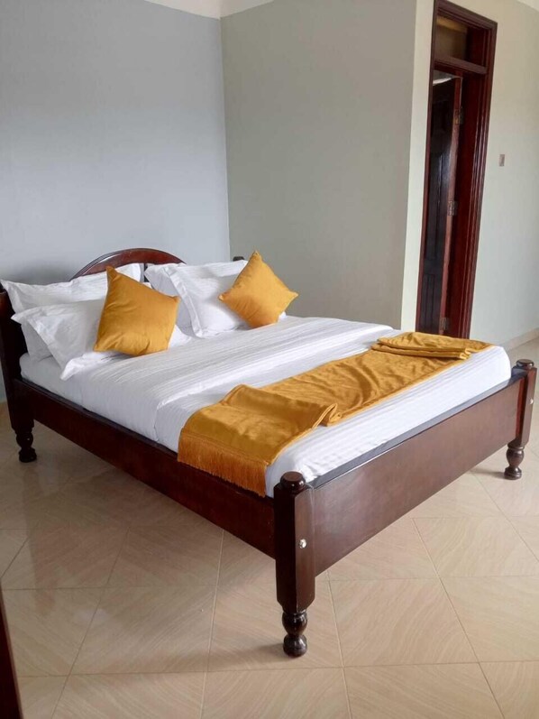 Standard Single Room | Desk, laptop workspace, blackout curtains, iron/ironing board