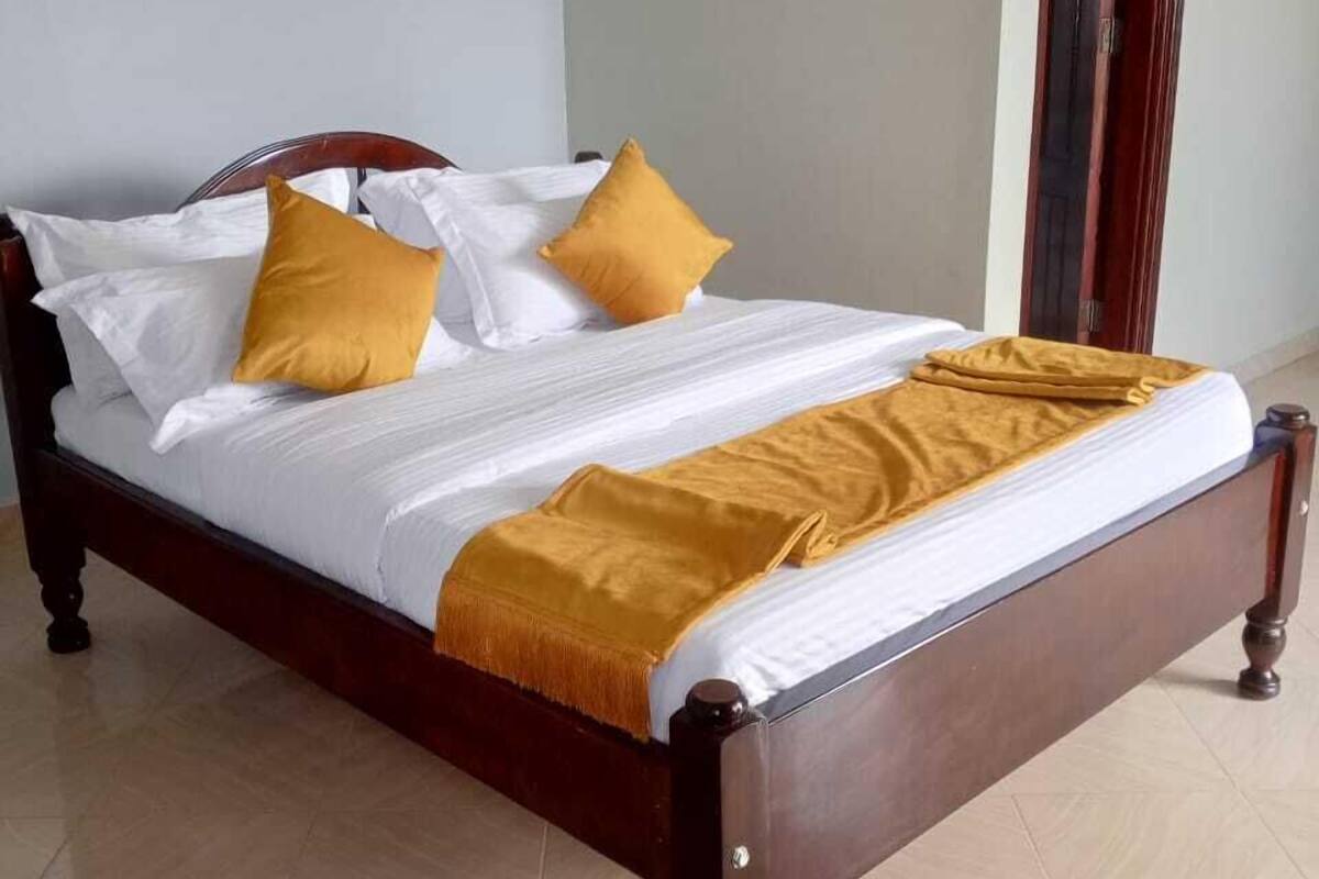 Deluxe Double Room | Desk, laptop workspace, blackout curtains, iron/ironing board