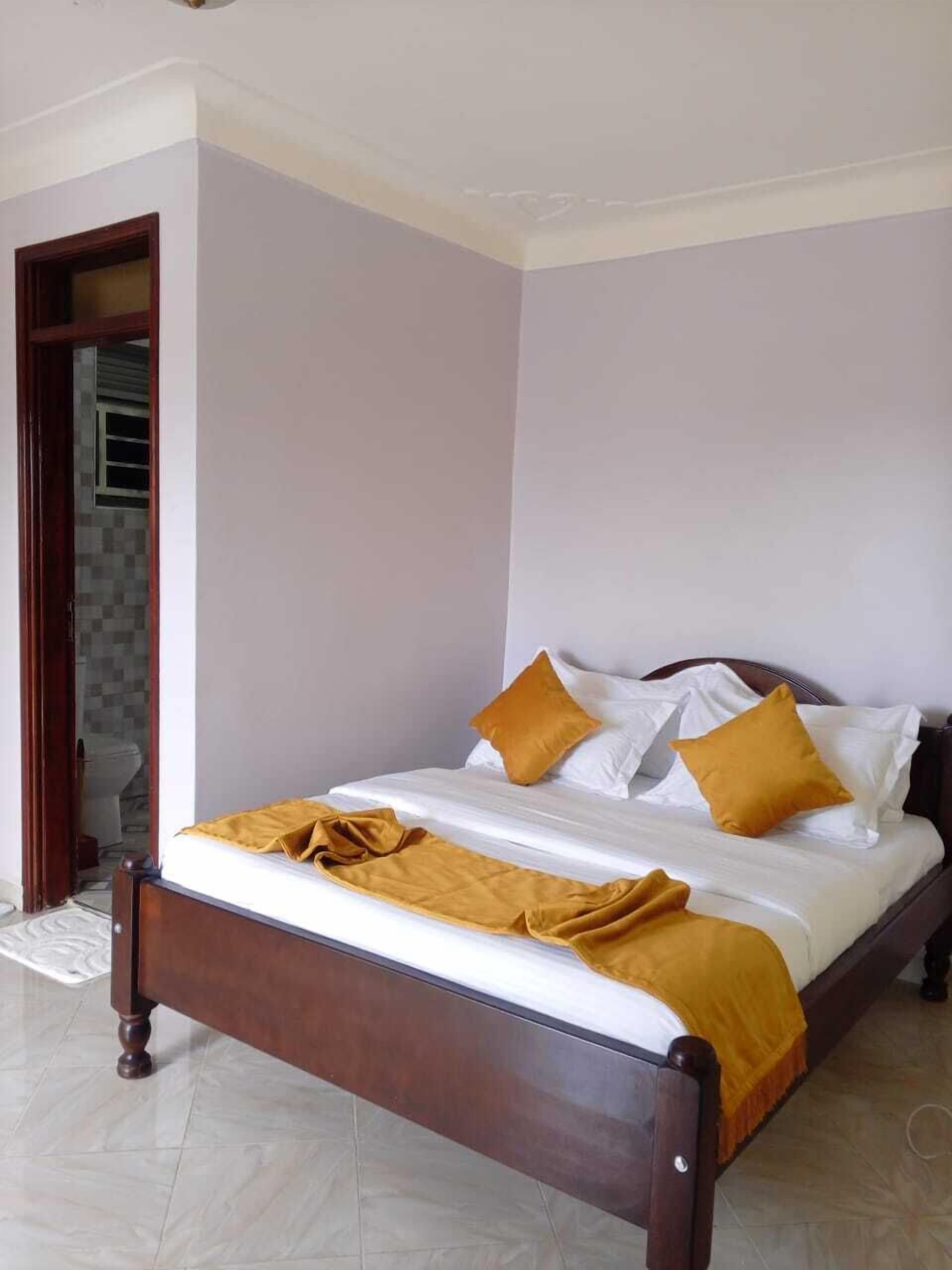 Standard Single Room | Desk, laptop workspace, blackout curtains, iron/ironing board