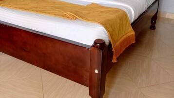 Standard Single Room | Meja, ruang kerja komputer riba, langsir/tirai gelap terus