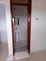 Ducha, pantuflas, toallas, jabón