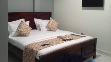 Escritorio, espacio para trabajar con laptop y cortinas blackout