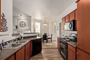 Microondas, horno, parrilla de estufa y lavavajillas 