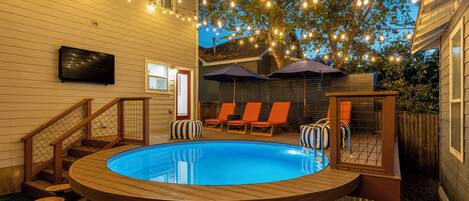 Una piscina al aire libre, una piscina climatizada