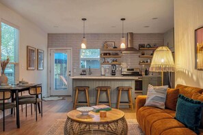 تلفزيون ذكي، تنس طاولة، كُتُب، مكتب