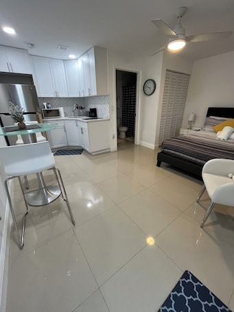 1 bedroom, iron/ironing board, travel cot, free WiFi. Wonderful apartment near the Airport, Beaches and Downtown