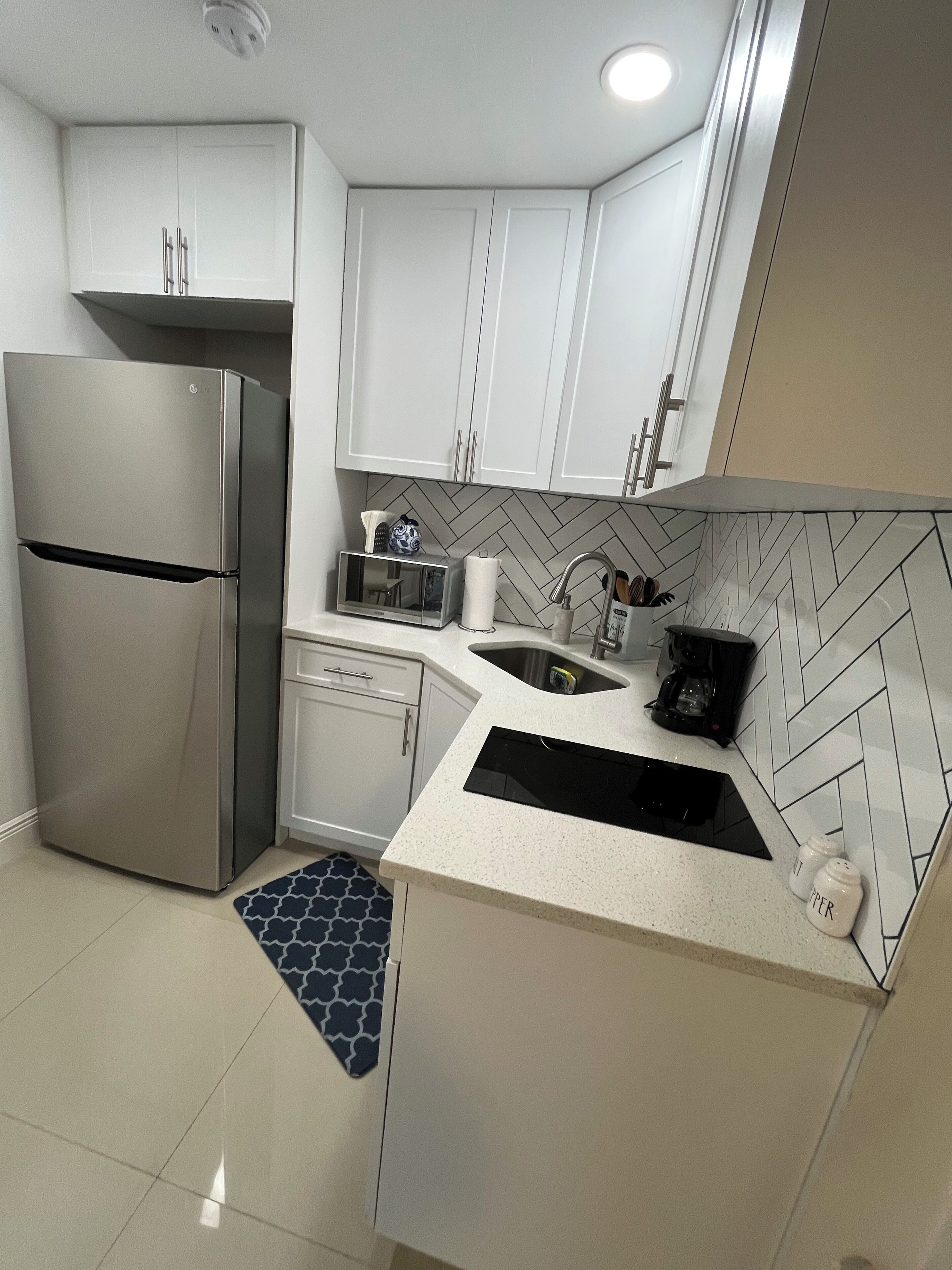 Fridge, microwave, stovetop, coffee/tea maker