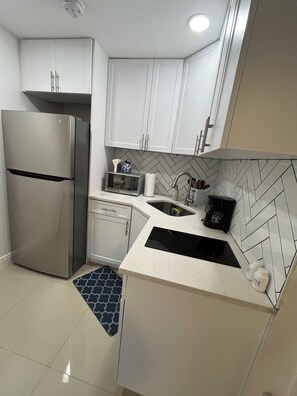 Fridge, microwave, stovetop, coffee/tea maker