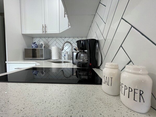 Fridge, microwave, stovetop, coffee/tea maker - Wonderful apartment near the Airport, Beaches and Downtown (West Palm Beach)