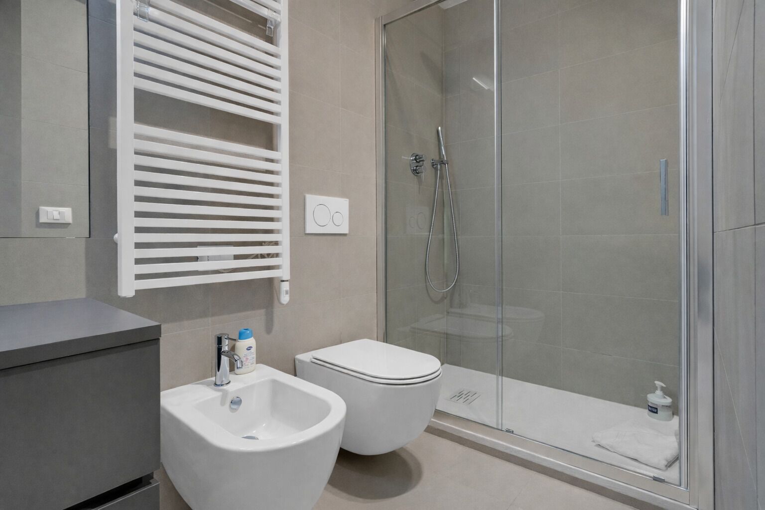 Doccia, asciugacapelli, bidet, asciugamani