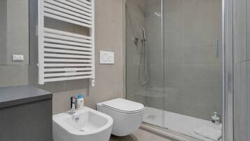 Doccia, asciugacapelli, bidet, asciugamani