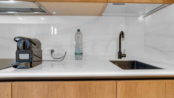 Micro-ondes, four, plaque de cuisson, lave-vaisselle