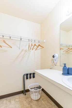 Room, Mountain View | Bathroom