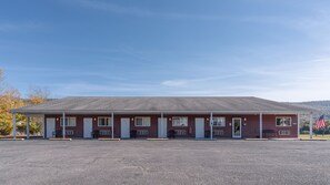 Front of property - Inn at Octagon Acres (Hamden)