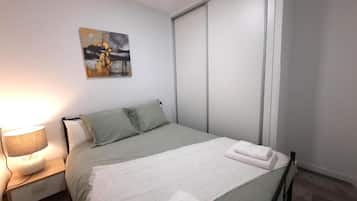 Een strijkplank/strijkijzer, wifi, beddengoed