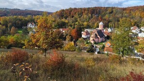 A village with traditional architecture, surrounded by autumn foliage. - Vacation apartment in the countryside near Ulm in the "small Lautertal" - with garden (Blaustein)